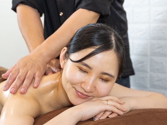 究極の癒し体験！オイルリンパケアで首肩頭痛をしっかりケアしよう